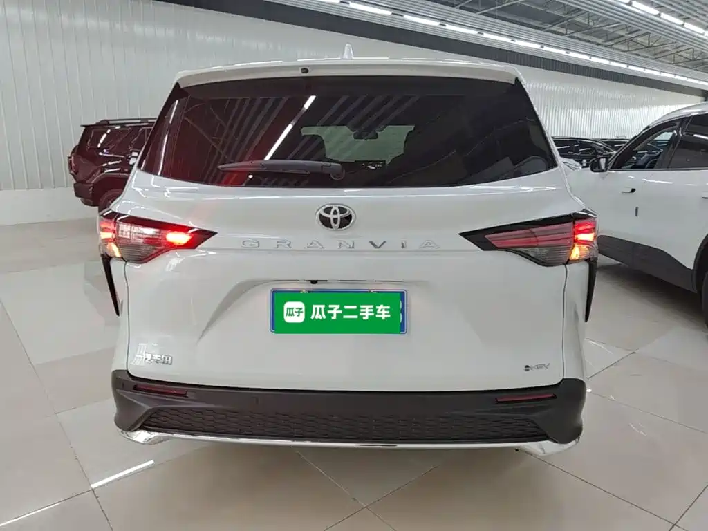 Toyota Granvia — миниатюра 6