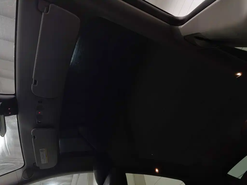 Tesla Model Y — миниатюра 14