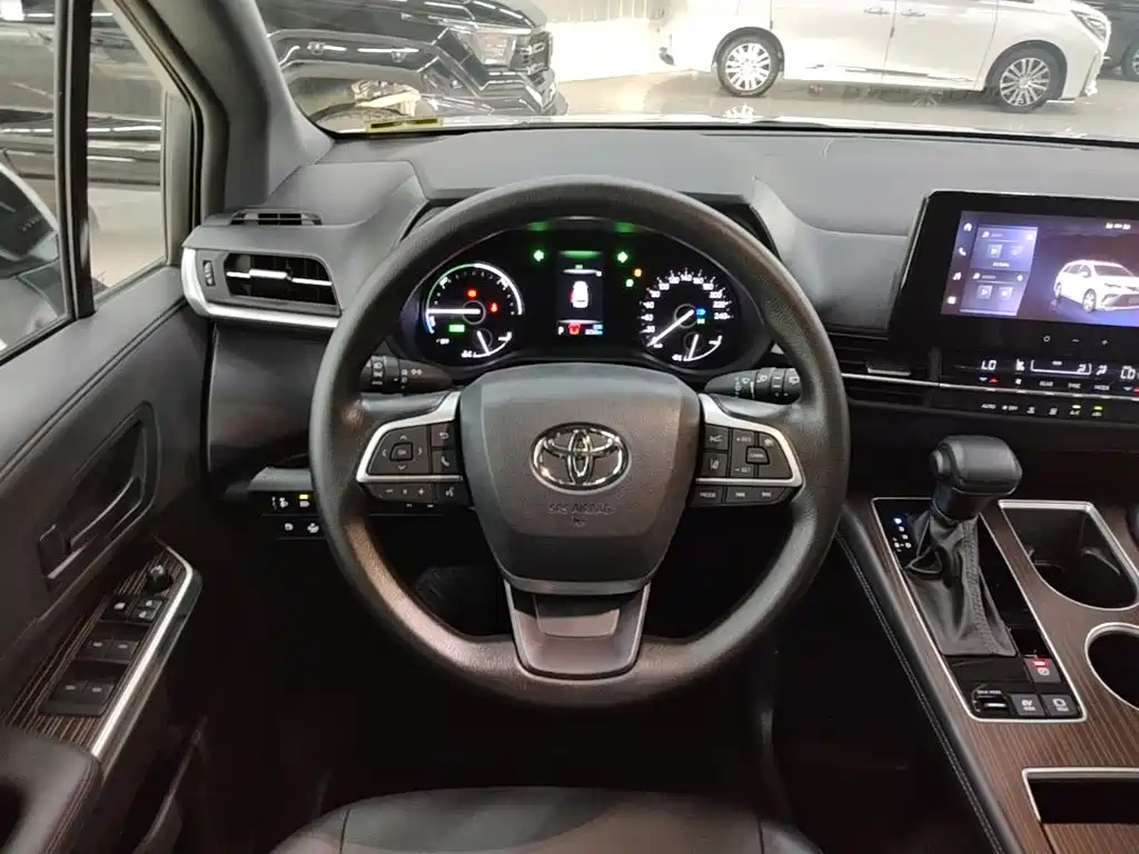 Toyota Granvia — миниатюра 11