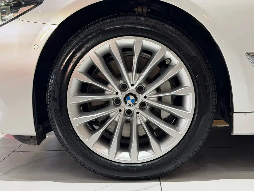 BMW 5 Series — миниатюра 9
