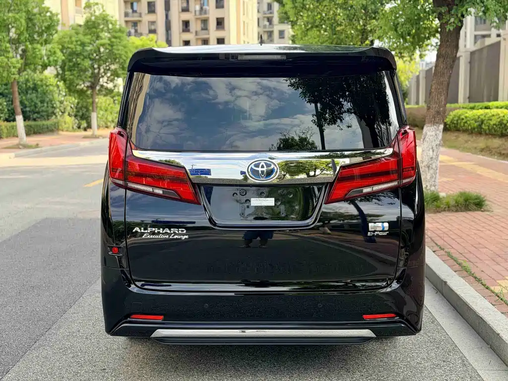 Toyota Alphard — миниатюра 16