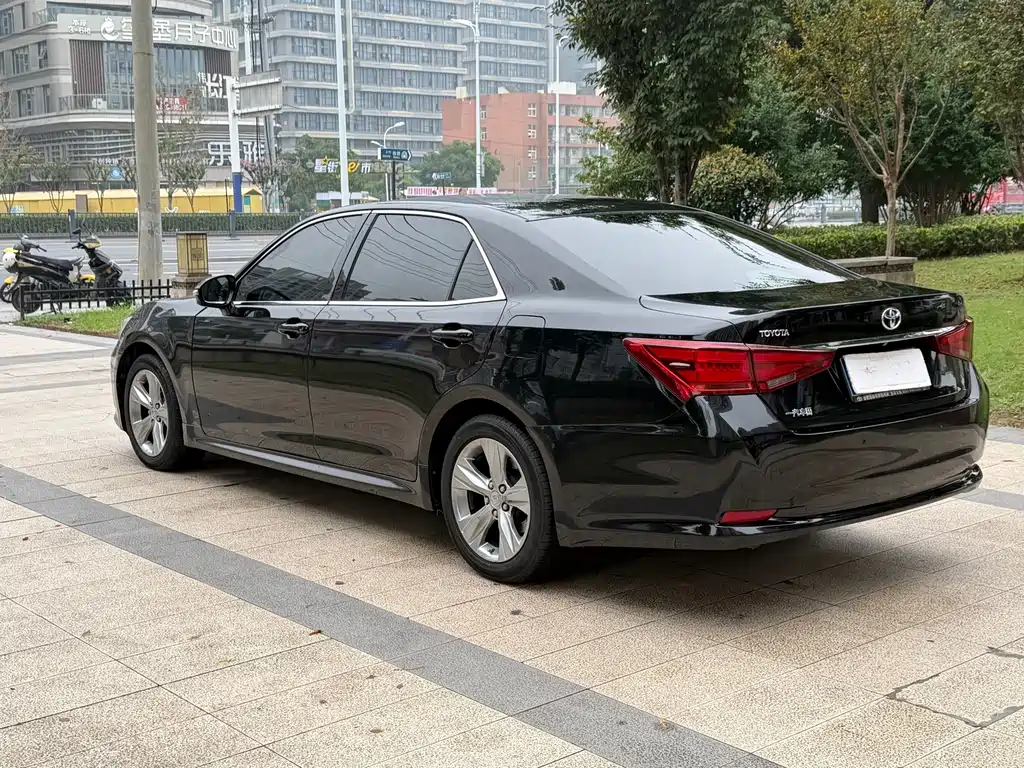 Toyota Crown — миниатюра 7