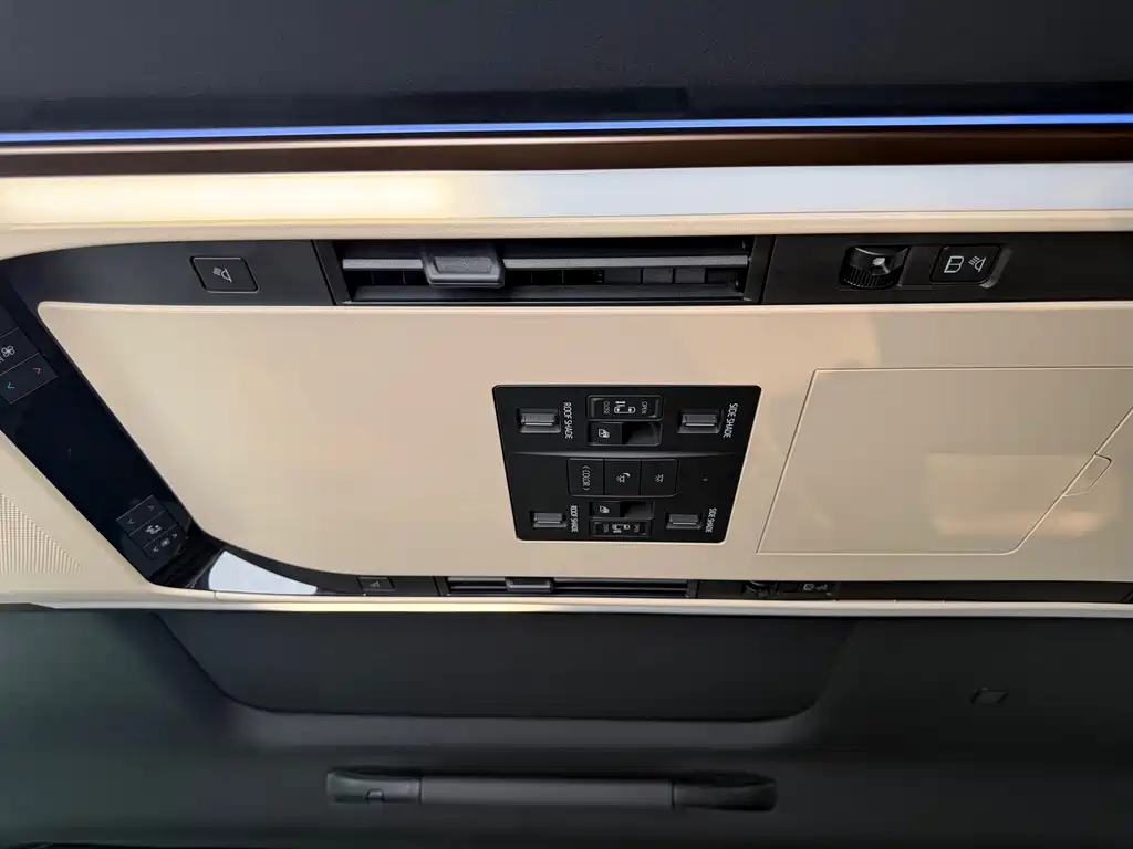 Toyota Alphard — миниатюра 15