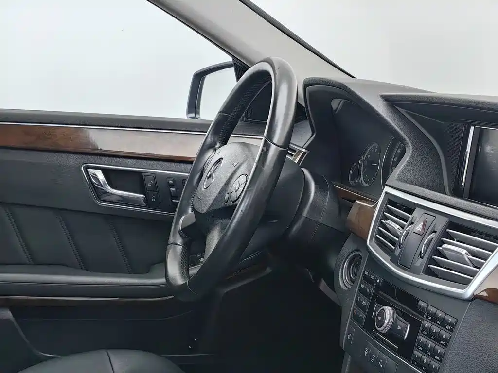 Mercedes-Benz E-Class — миниатюра 22