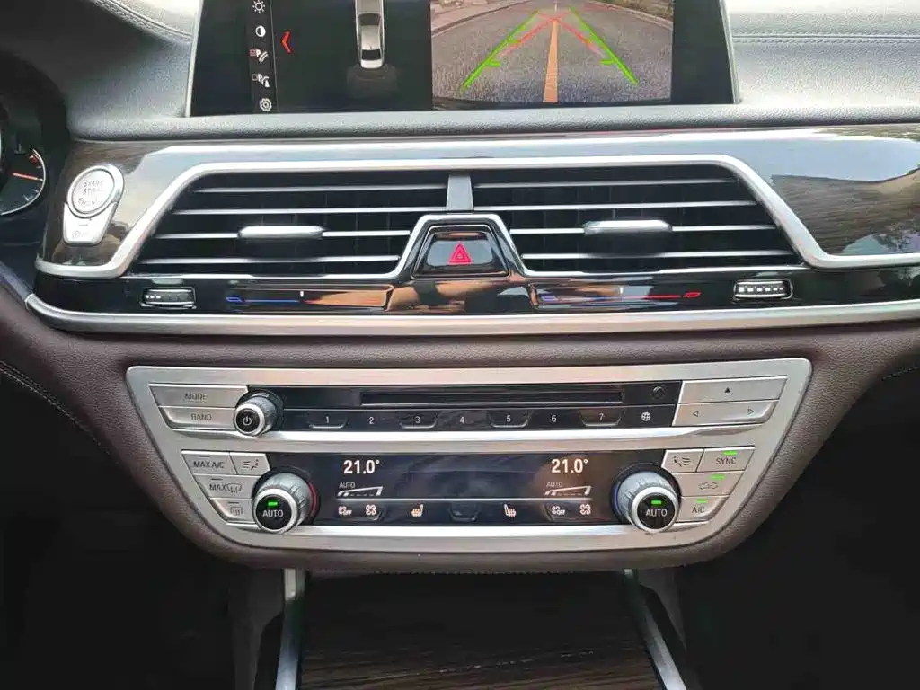 BMW 7 Series — миниатюра 13