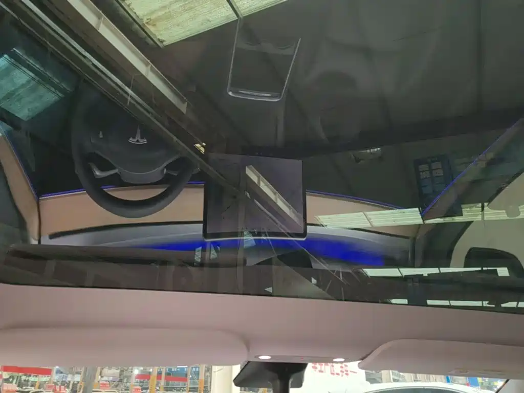 Tesla Model Y — миниатюра 18