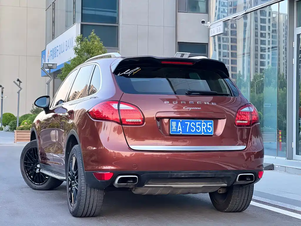 Porsche Cayenne — миниатюра 7