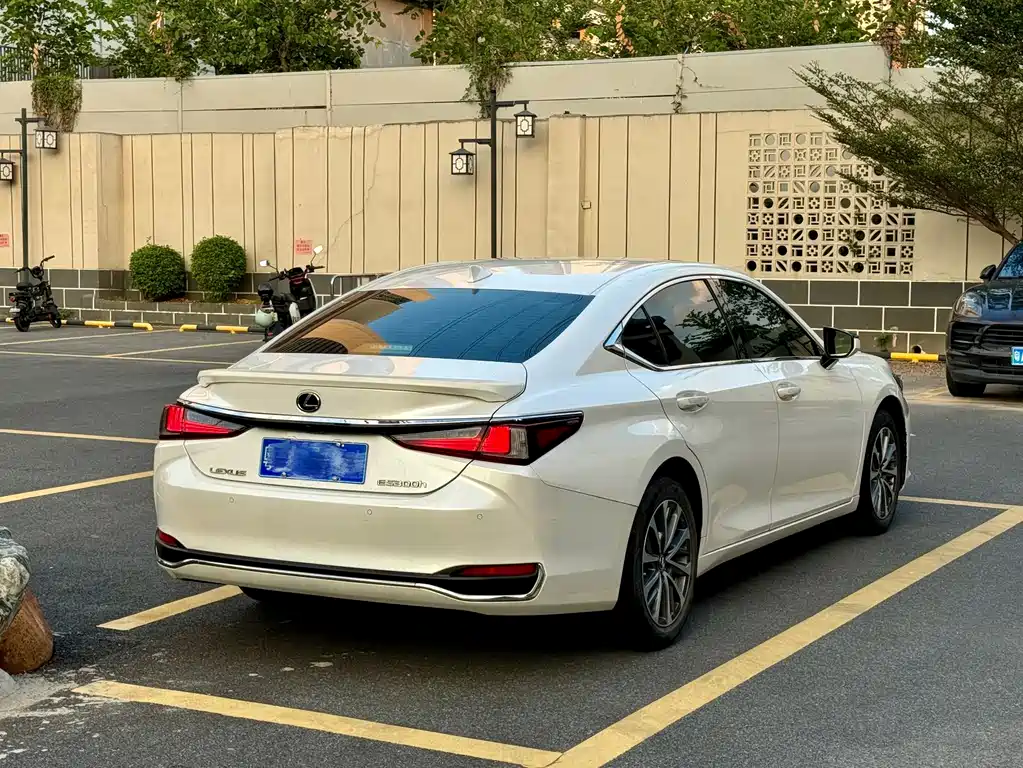Lexus ES — миниатюра 6