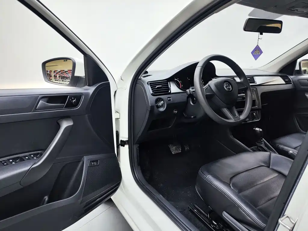 Skoda Rapid — миниатюра 7