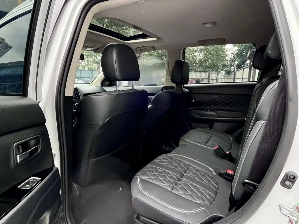 Mitsubishi Outlander — миниатюра 8