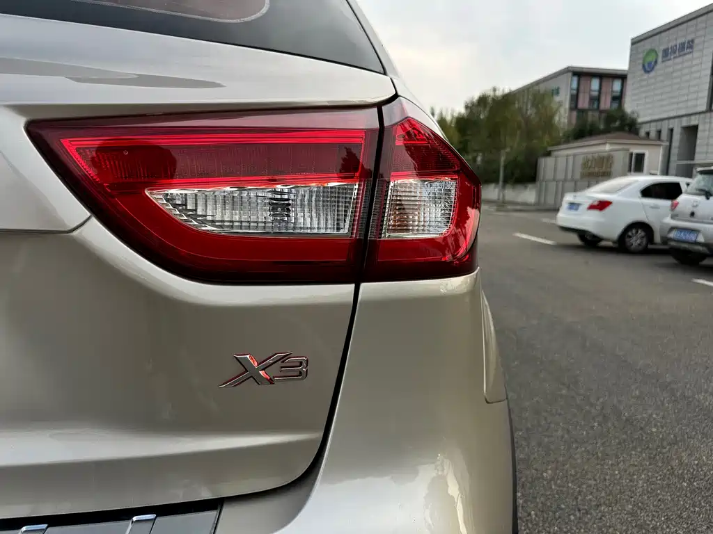 Geely Vision X3 — миниатюра 8