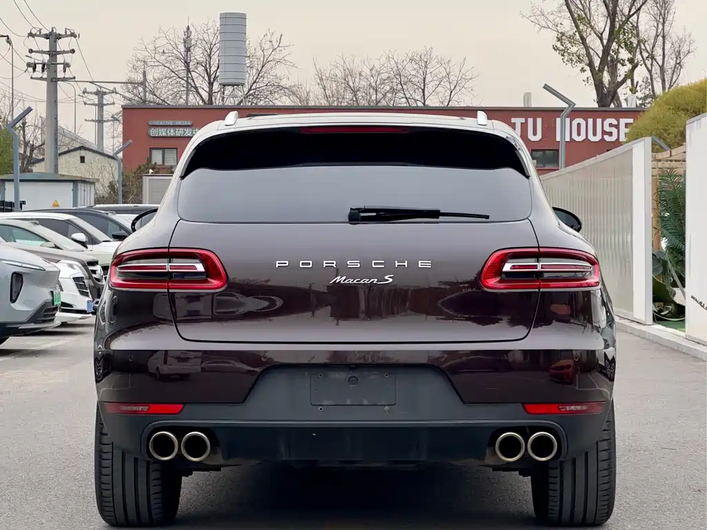 PORSCHE MACAN