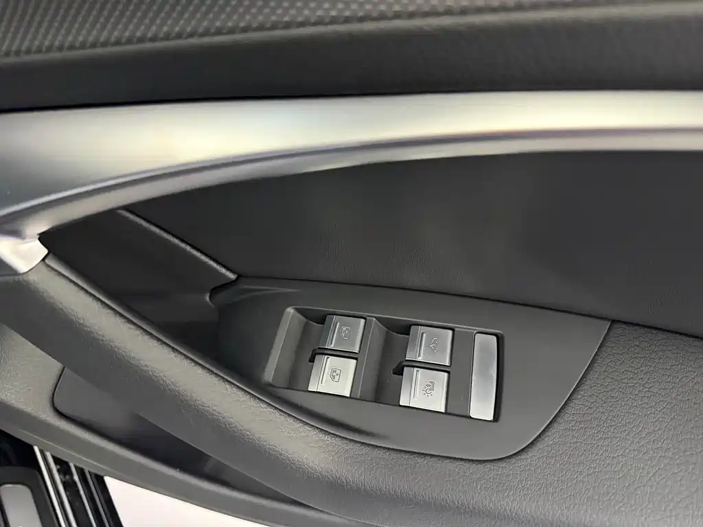 Audi A6L — миниатюра 10