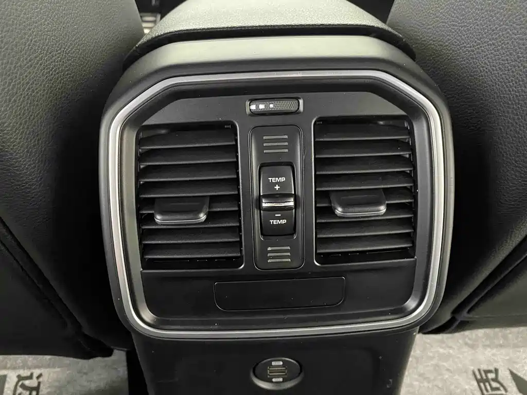 Porsche Macan — миниатюра 13