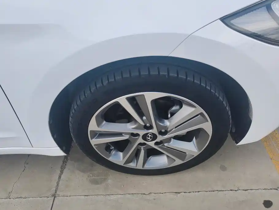 Hyundai Elantra — миниатюра 6