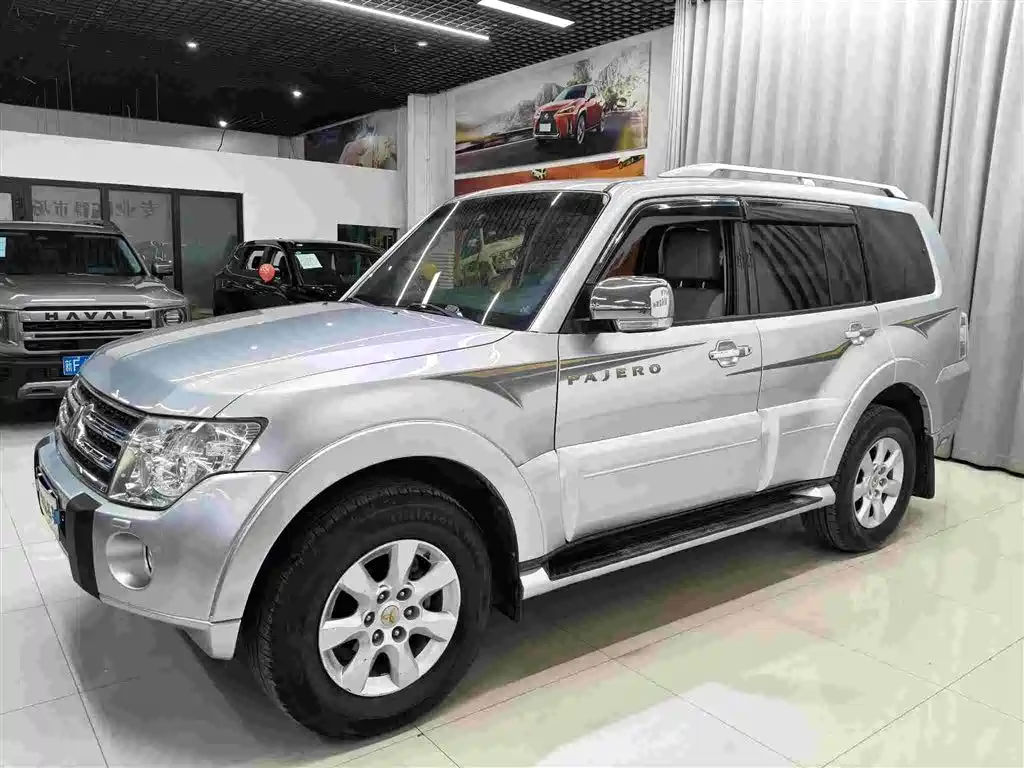Mitsubishi Pajero (Import) 2012