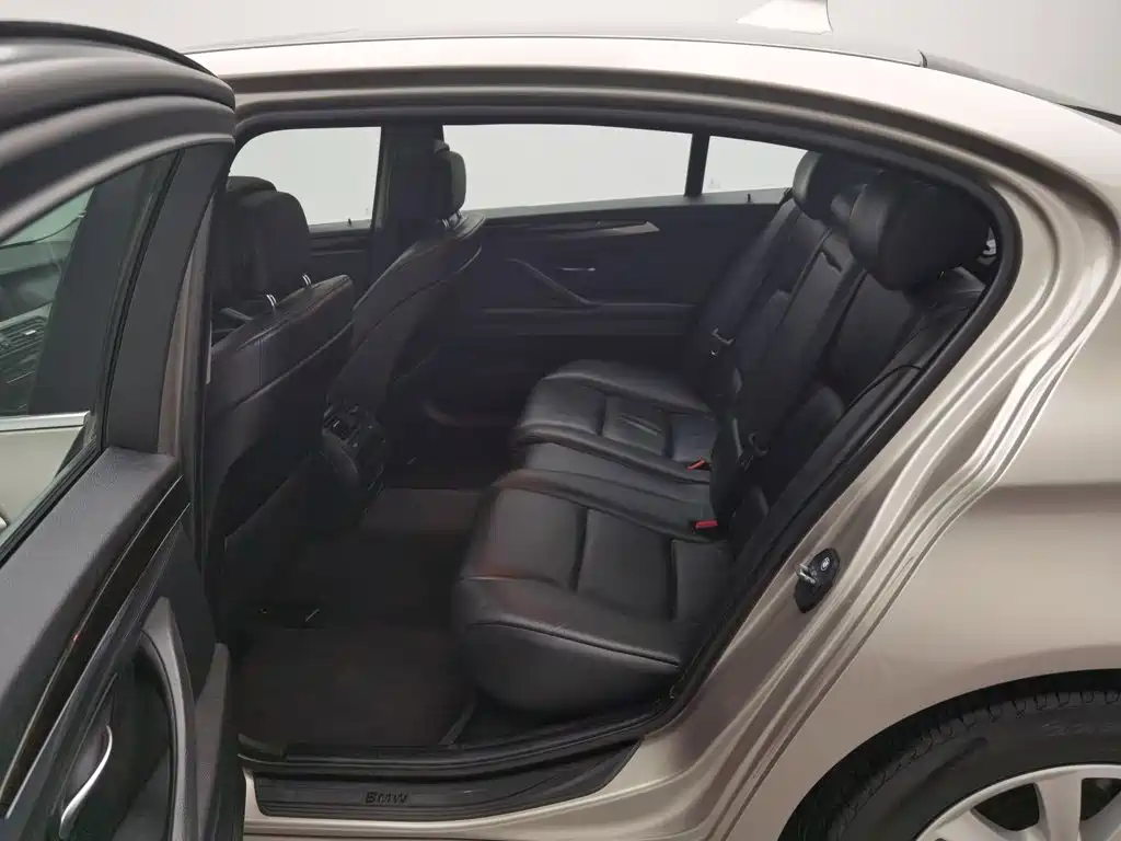 BMW 5 Series — миниатюра 15