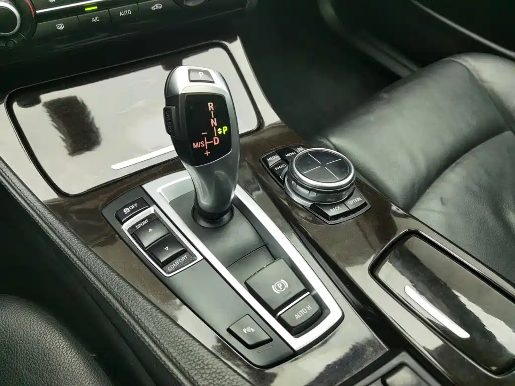 BMW 5 Series — миниатюра 13