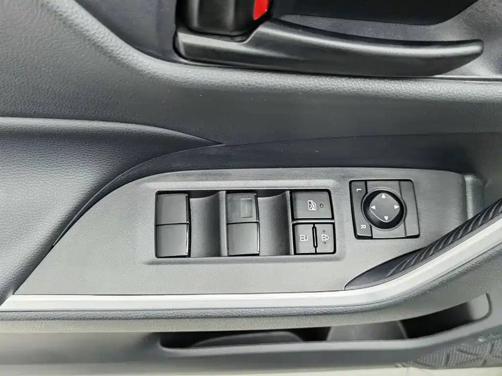 Toyota RAV4 — миниатюра 9