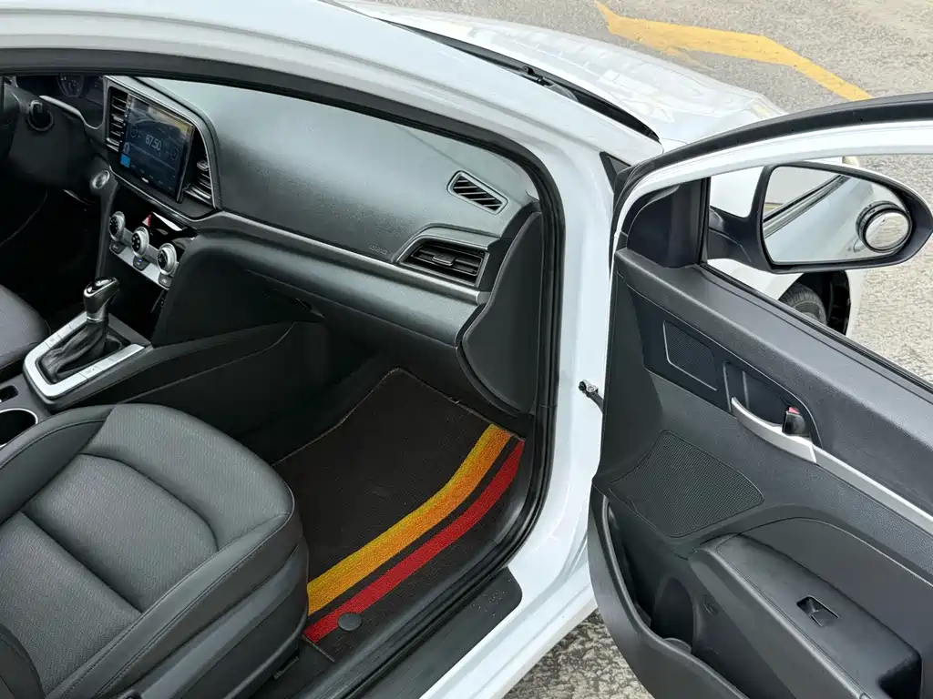 Hyundai Elantra — миниатюра 8
