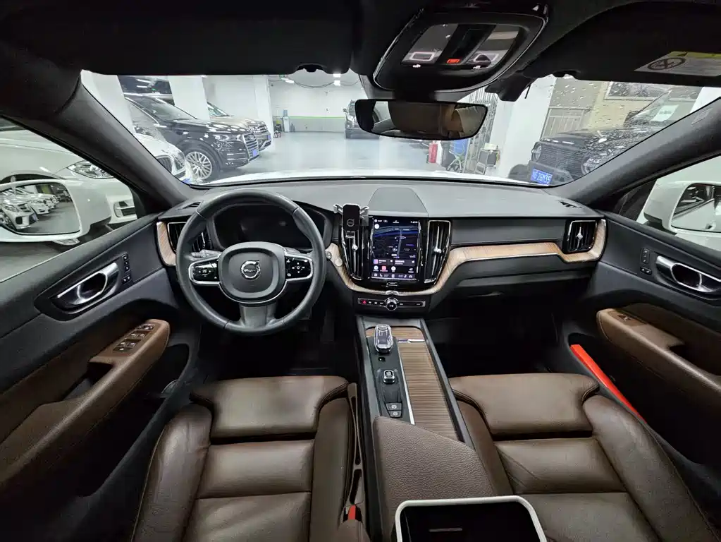 Volvo XC60 2022 T8 Luxury