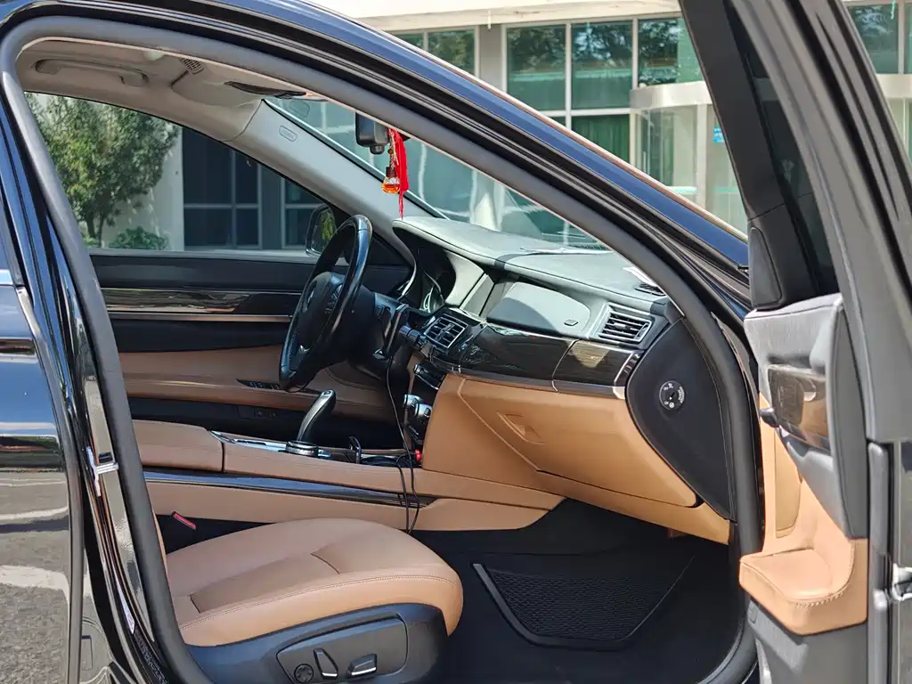 BMW 7 Series — миниатюра 16