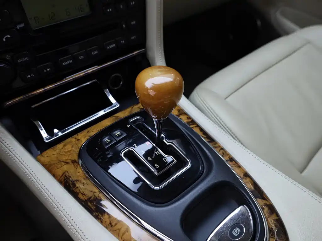Jaguar XJ — миниатюра 19