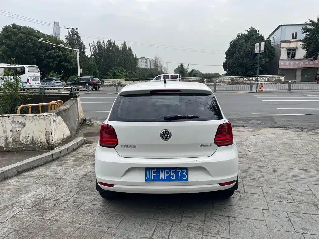 VOLKSWAGEN POLO