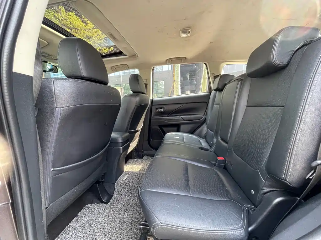 MITSUBISHI OUTLANDER