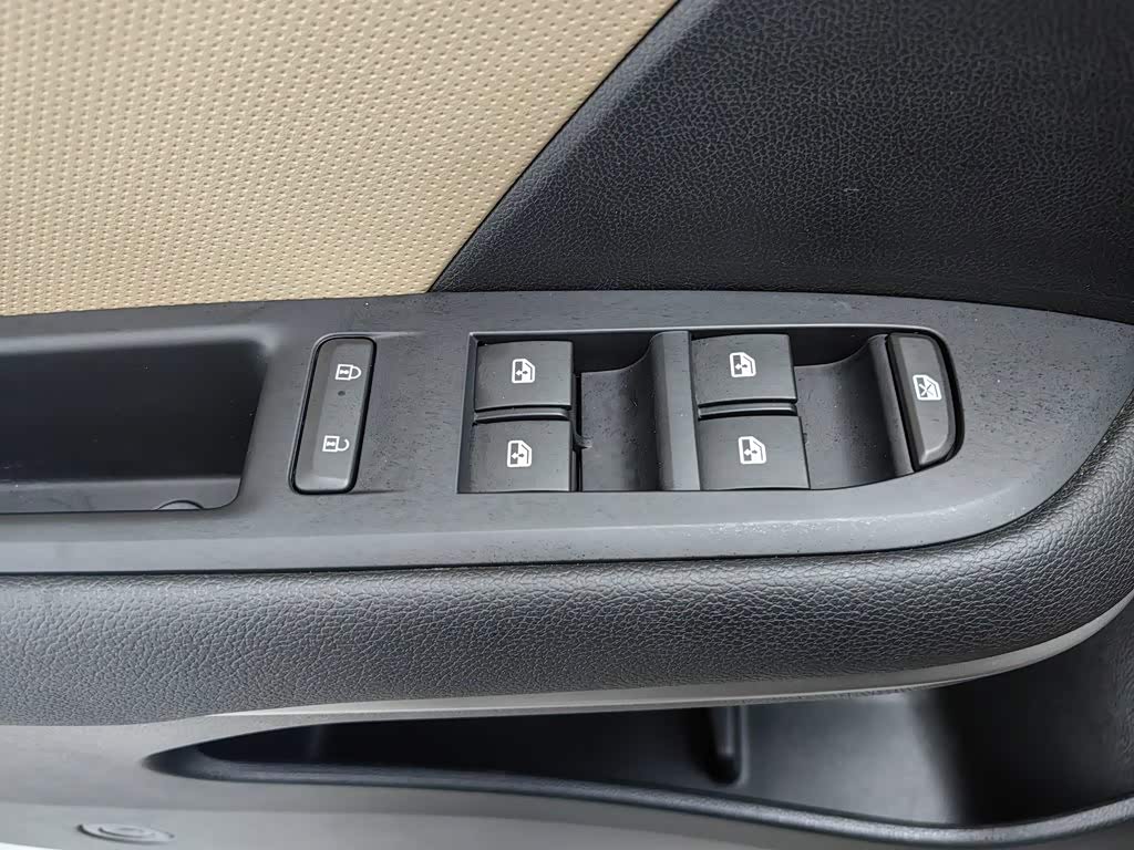 Chevrolet Monza 1.5 л 2022 г. красный/фиолетовый, пробег 19900 км