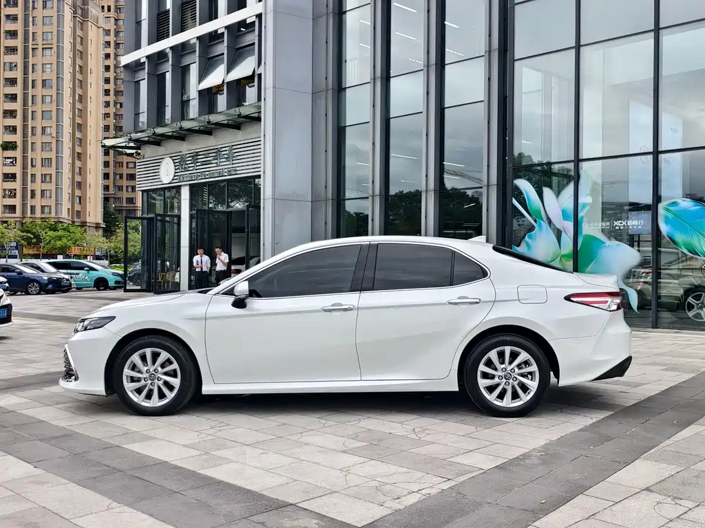 Toyota Camry — миниатюра 3