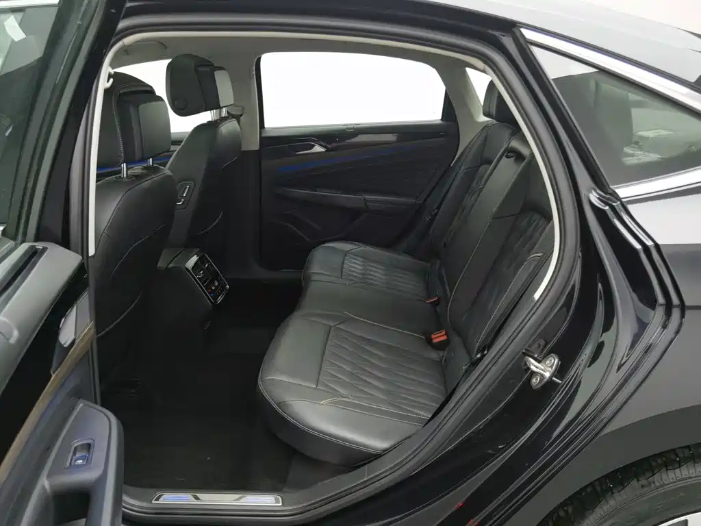 Volkswagen Passat PHEV — миниатюра 15