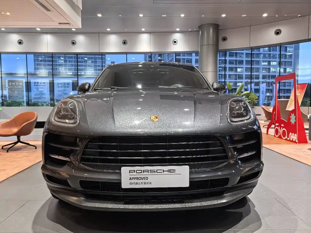 PORSCHE MACAN