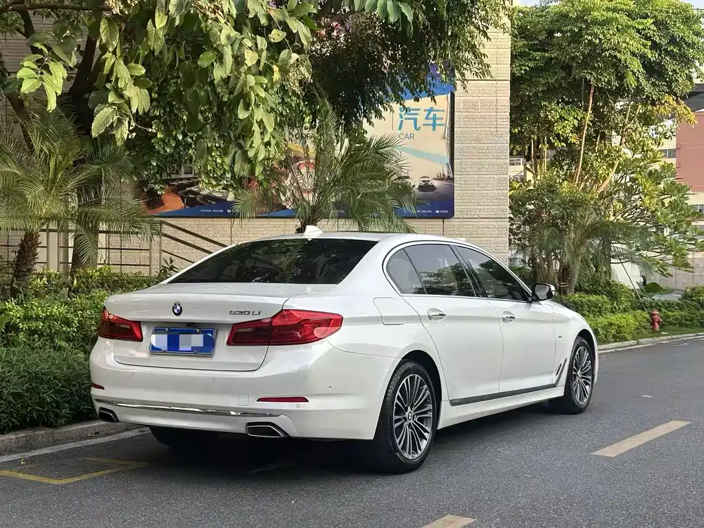 BMW 5 Series — миниатюра 12