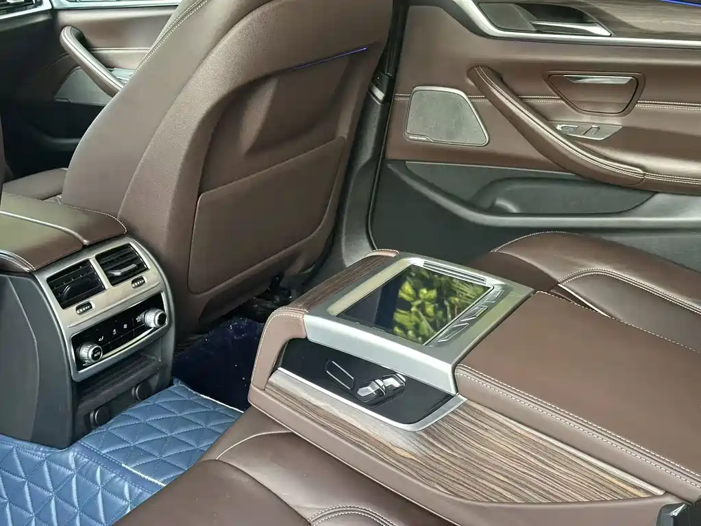 BMW 5 Series — миниатюра 21