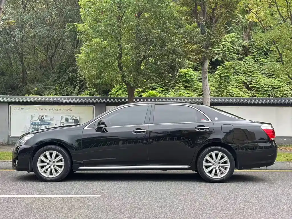 Toyota Crown — миниатюра 2