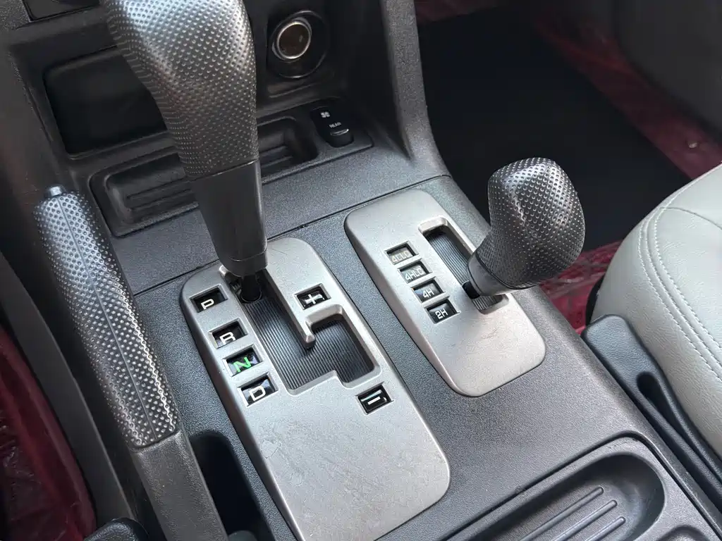 Mitsubishi Pajero — миниатюра 18
