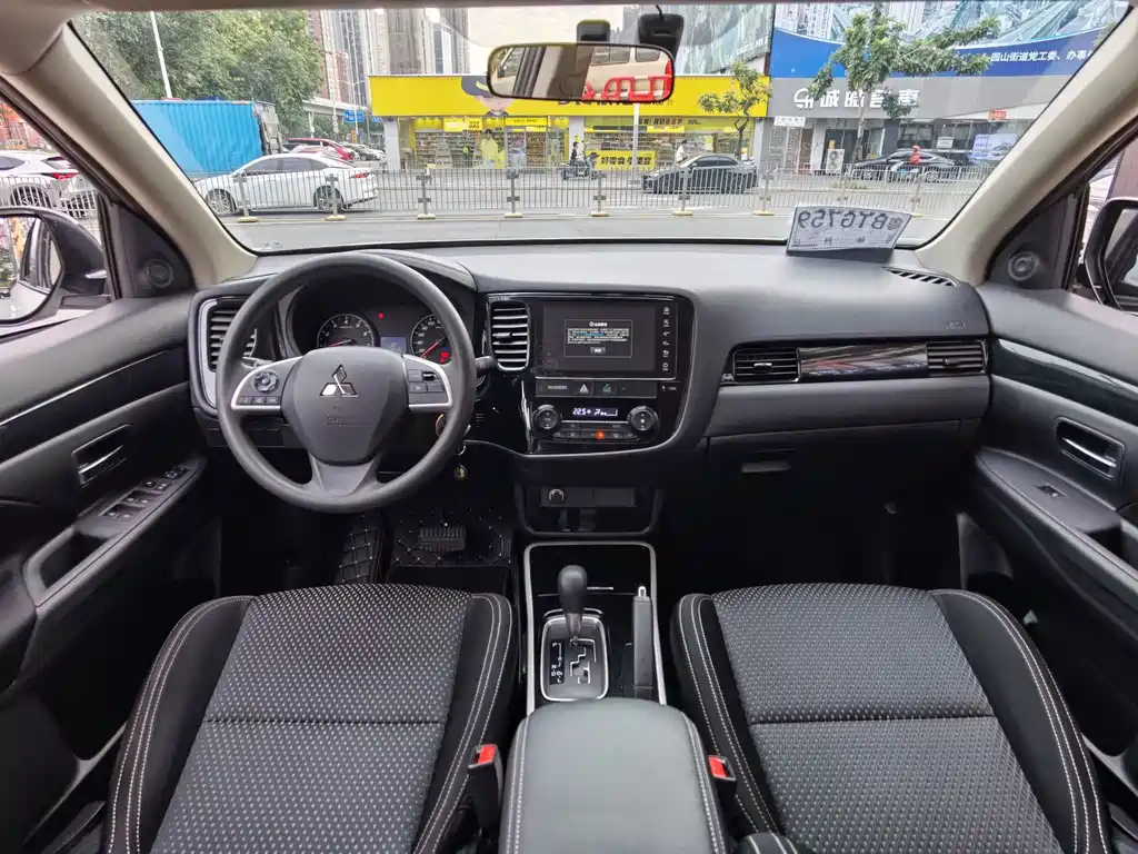 MITSUBISHI OUTLANDER