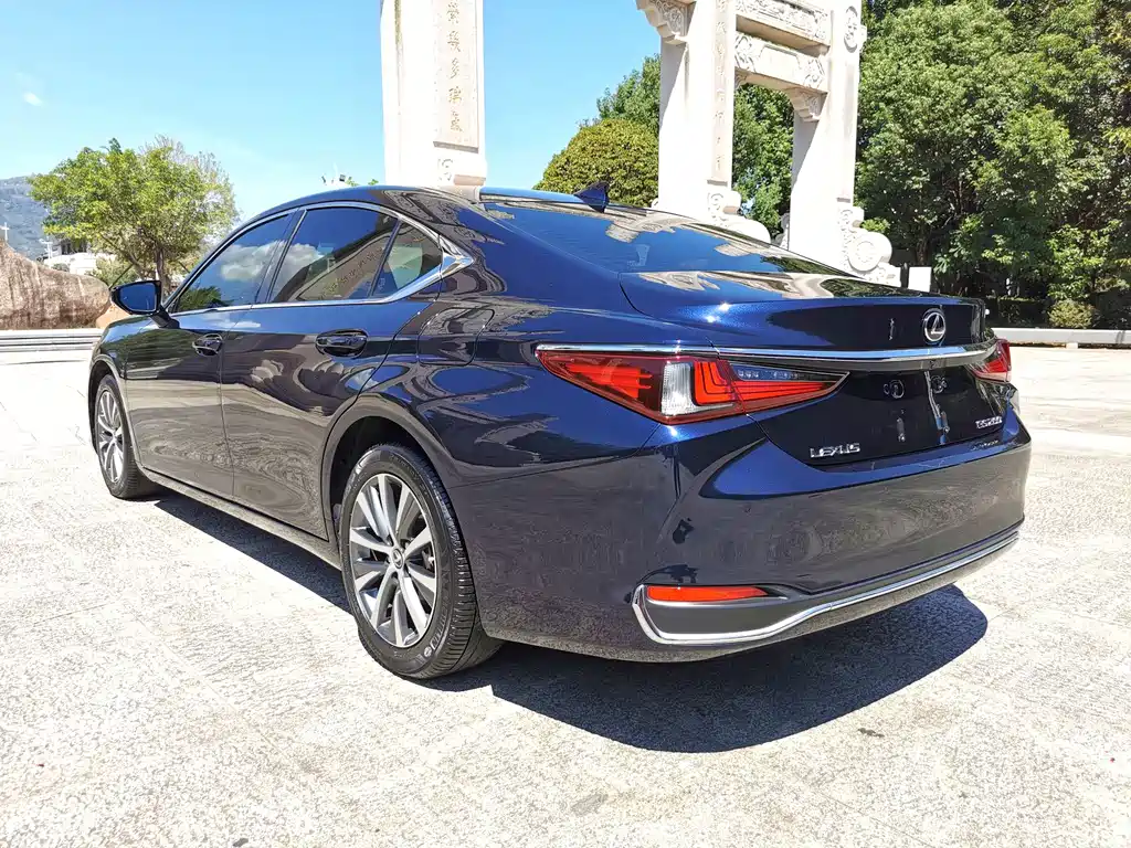 LEXUS  ES
