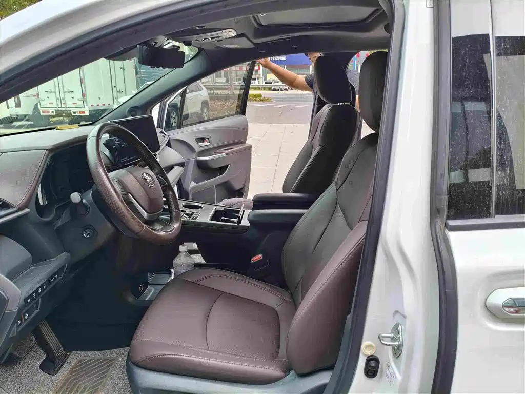 Toyota Sienna — миниатюра 9