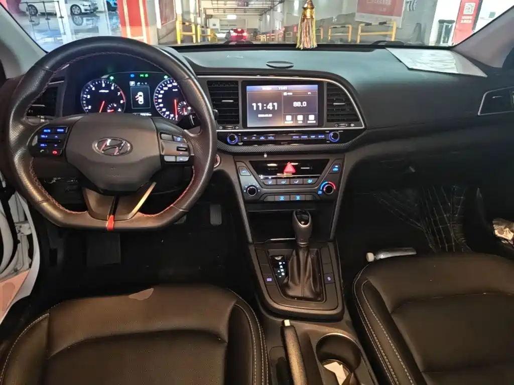 Hyundai Elantra — миниатюра 10