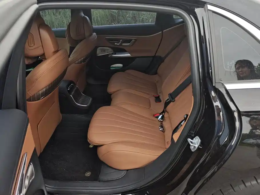 Mercedes-Benz E-Class — миниатюра 11