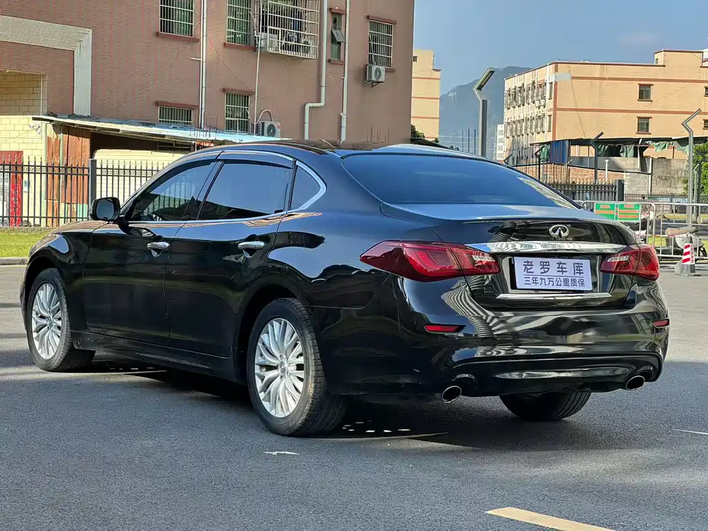 INFINITI Q70