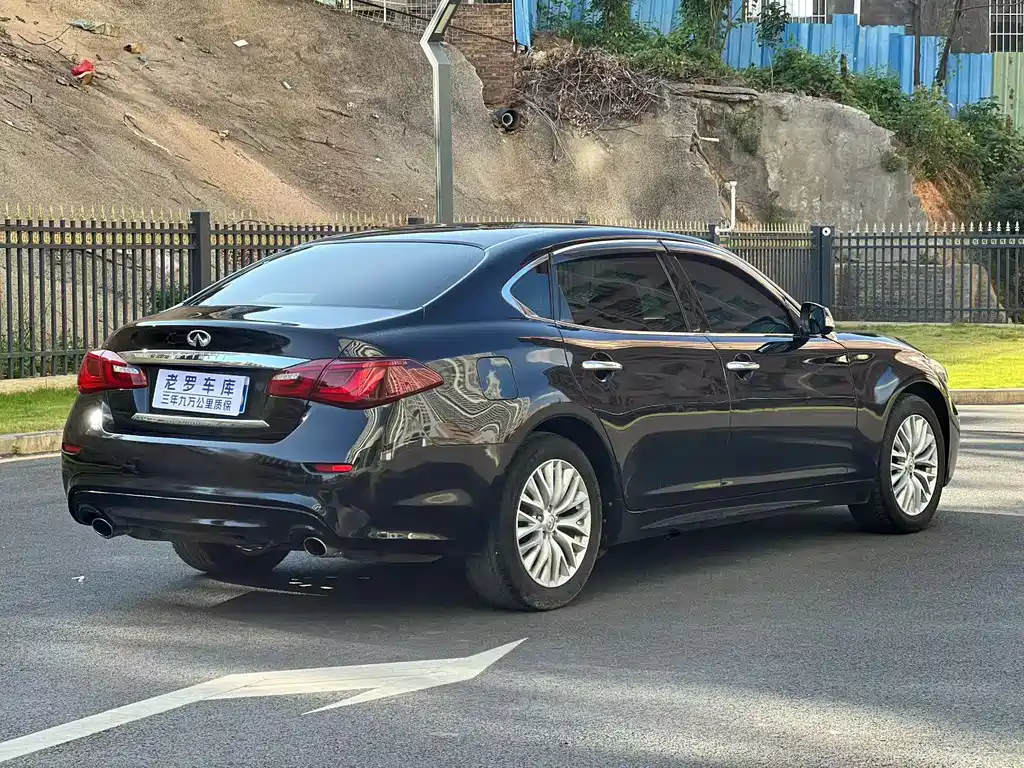INFINITI Q70
