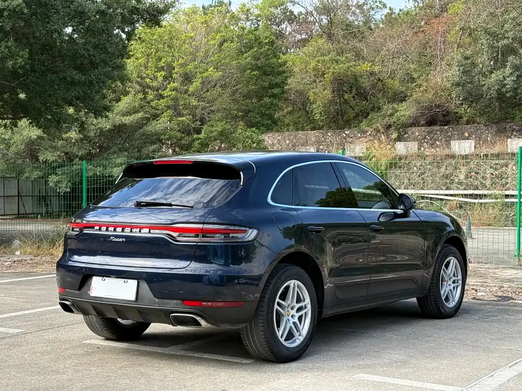 PORSCHE MACAN