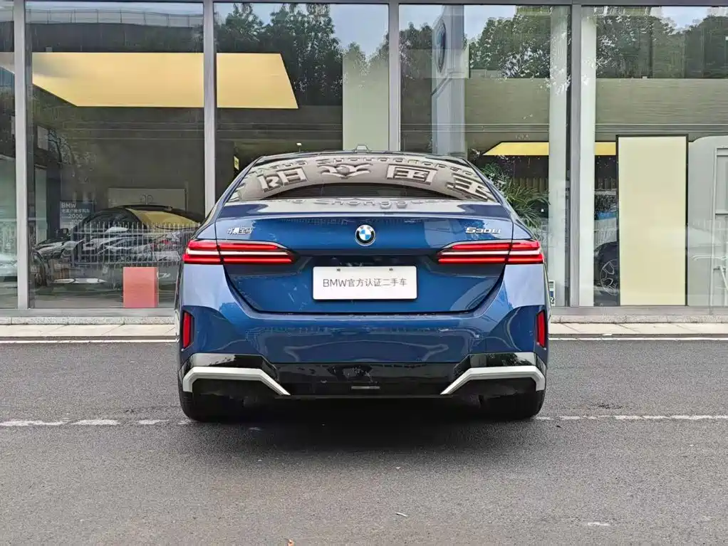 BMW 5 Series — миниатюра 6