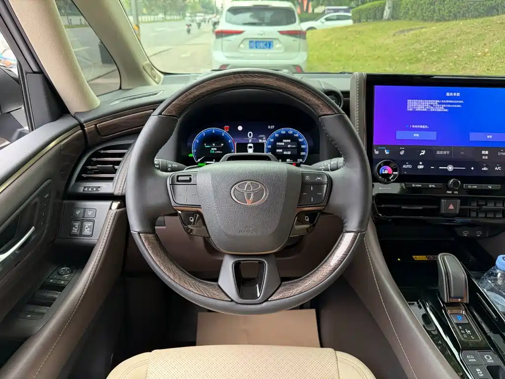 Toyota Alphard — миниатюра 14