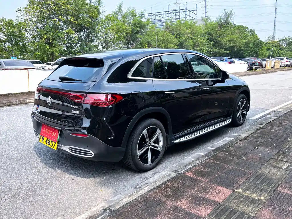 Mercedes-Benz EQE SUV — миниатюра 8