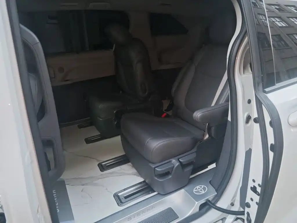 Toyota Sienna — миниатюра 13