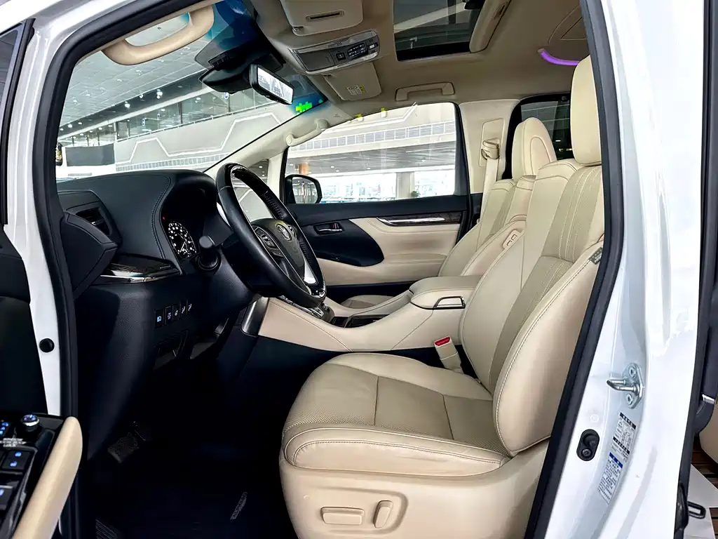 Toyota Alphard — миниатюра 5